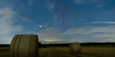 Strohballen unter einem Sternenhimmel